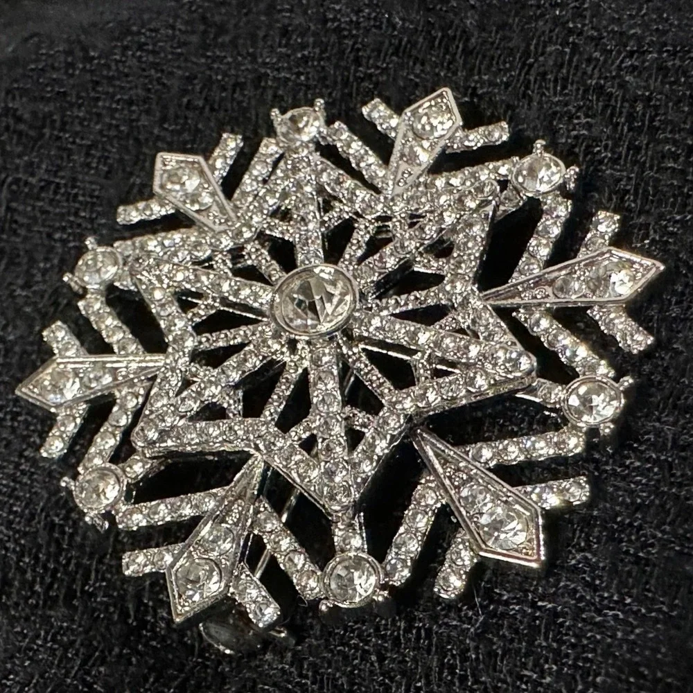 Vintage Style Rhinestone‎ Snowflake Brooch Silver Tone Winter Christmas Pin